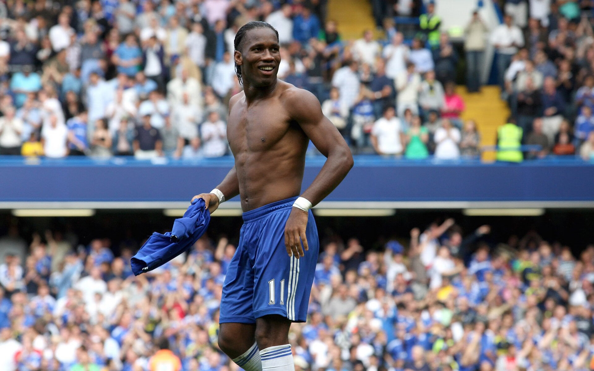 足球盛事热情洋溢,观众尽情欢笑,足球盛筵